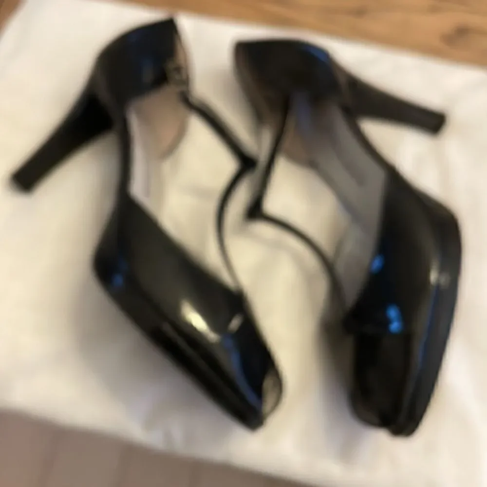 PETER KAISER BLACK PATENT HEELS.  SMALL PLATFORM IN FRONT.  NEW